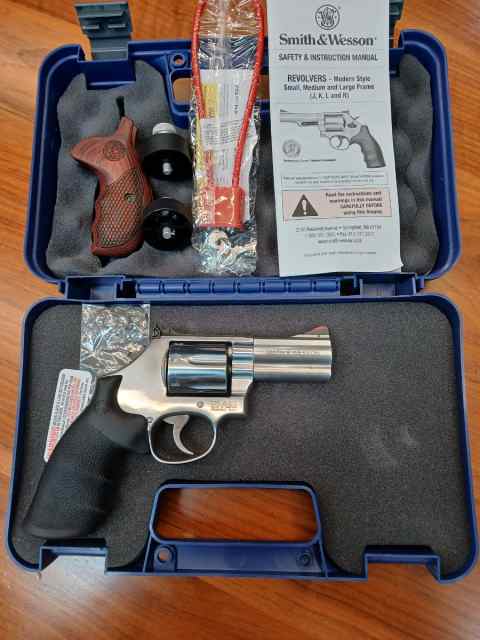 S&amp;W 3&quot; 686-6 Deluxe 7rd. 357 w/extras