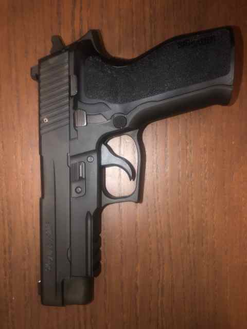 SOLD -Sig 226R, 5 mags and holster