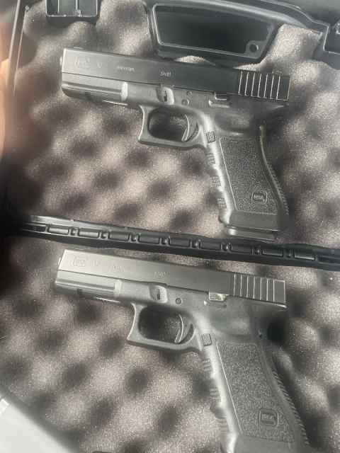 GLOCK 17s