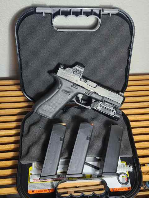 Glock 17 gen5 MOS + 3 mags + Optic/Light