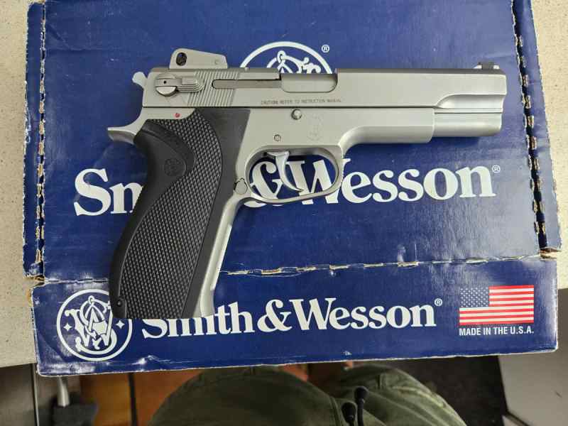 Smith &amp; Wesson Model 1066 10mm