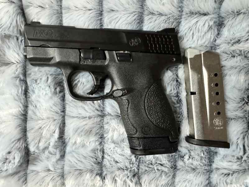 Smith &amp; Wesson M&amp;P Shield 9MM 