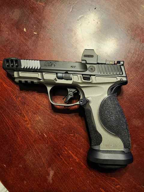 Smith &amp; Wesson M&amp;P 2.0 Competitor with Optic
