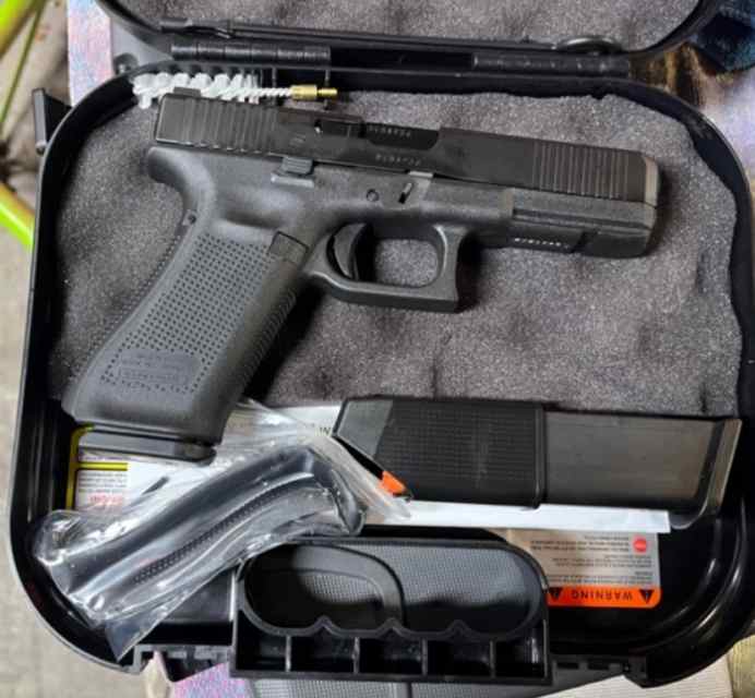 GLOCK 17 GEN 5 with factory Night Sight