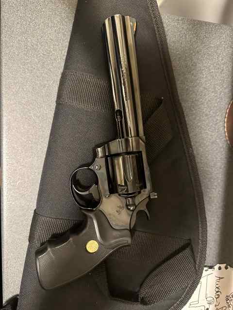 Shooter 1988 6 inch Blued Colt King Cobra. 