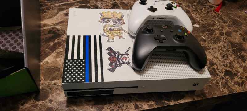 Xbox one S 2Trb and 2 controllers 