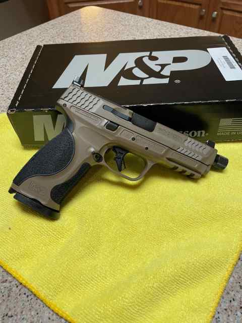 M&amp;P 2.0 Metal FDE, threaded barrel, mint