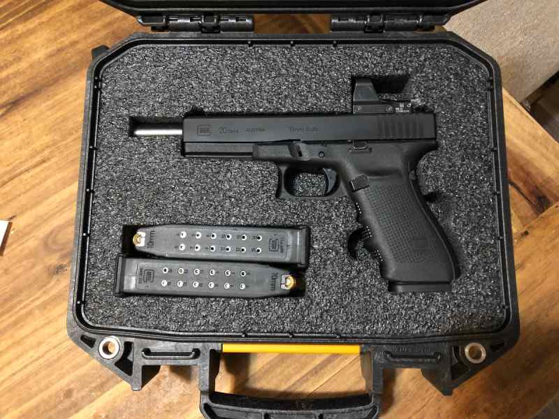 Glock 20 with delta point pro 