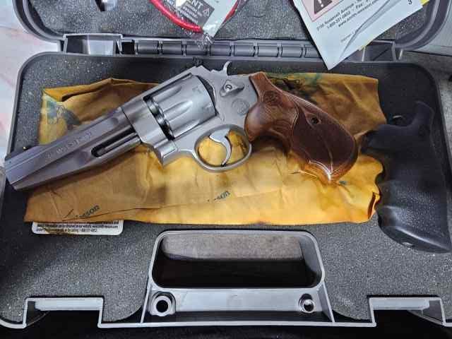 Smith &amp; Wesson 627-5&quot; 357 Mag 8 Shot w/2 Grips