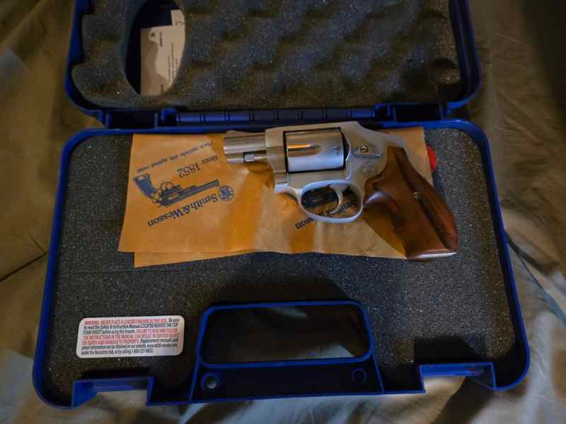 LNIB S&amp;W PERFORMANCE CENTER MODEL 642