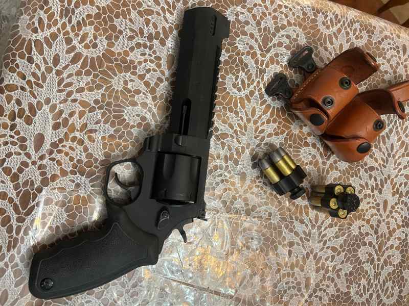 Tarus Raging Hunter 454 Casull with Speed Loader
