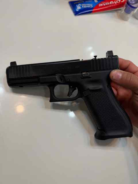 Gen 5 Glock 17 (NEW+Upgrades)