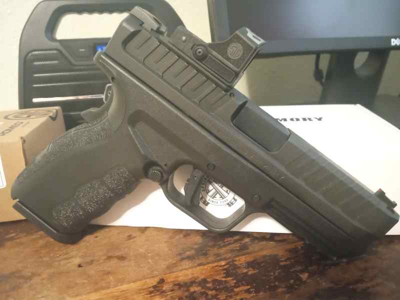 Springfield XD mod.3 + red dot