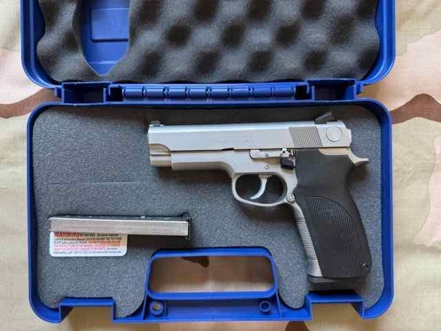 Smith and Wesson 1076 10mm FBI