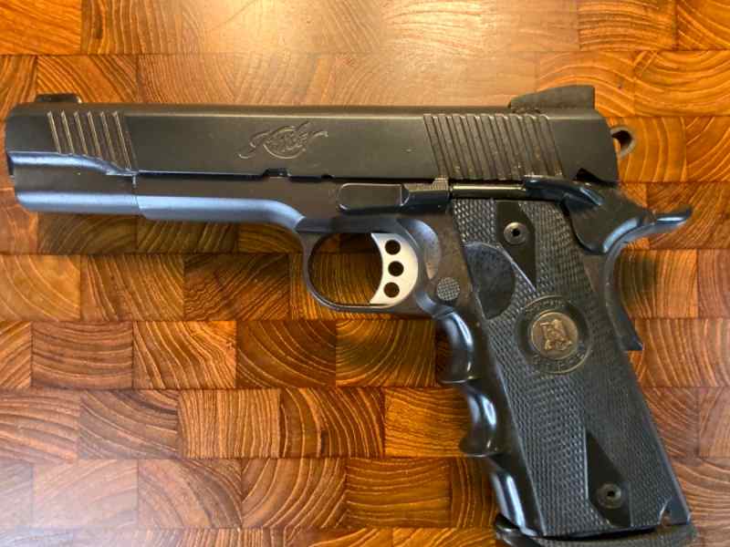 KIMBER CLASSIC CUSTOM 1911 Pacymar grips