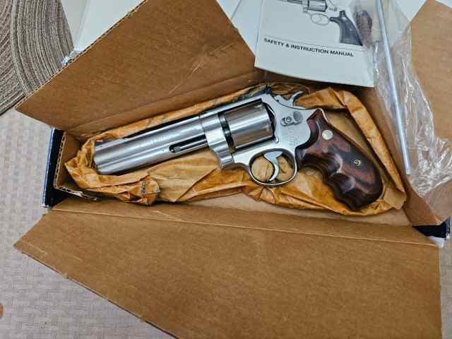 New in Box Smith &amp; Wesson Model 627-0 .357 Magnum 