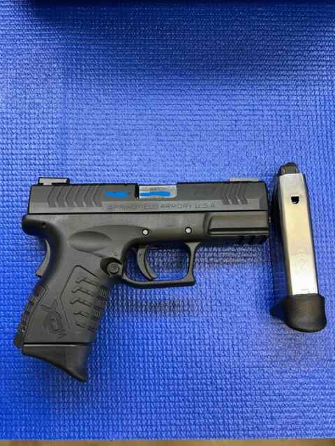 Springfield Armory XDM 40 cal- great condition