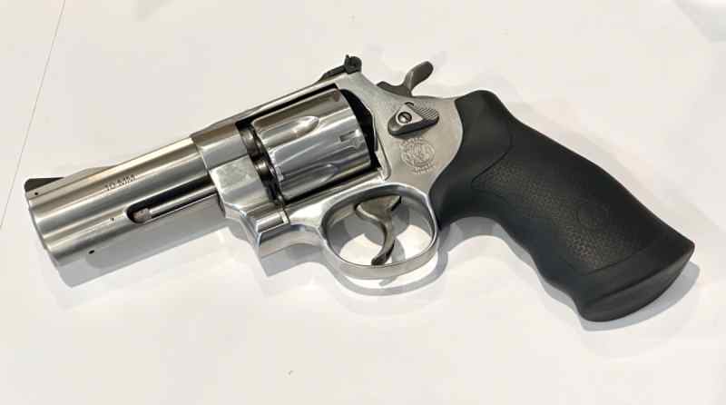 S&amp;W 610 4&quot; Stainless 10mm Revolver