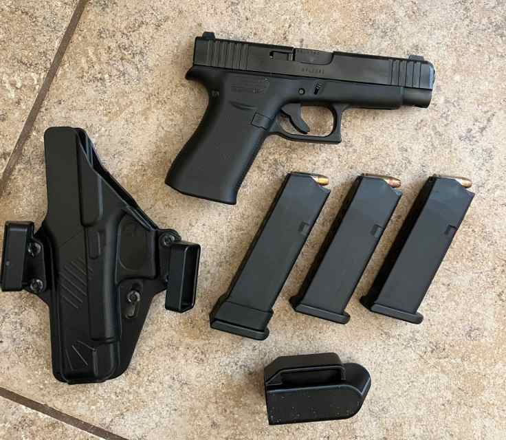 Glock 48 w night sights, mags, holster