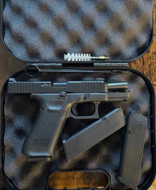 Glock 19 Gen 5 with trijicon night sights