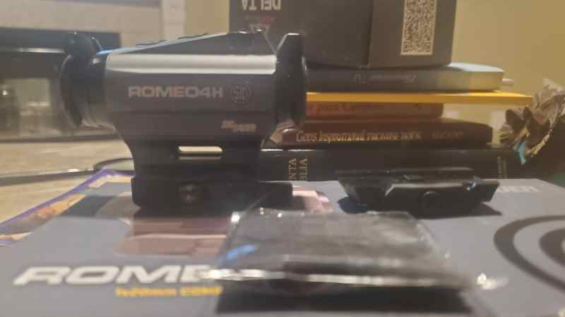 Romeo 4h w AT3 Tactical Delta Magnifier