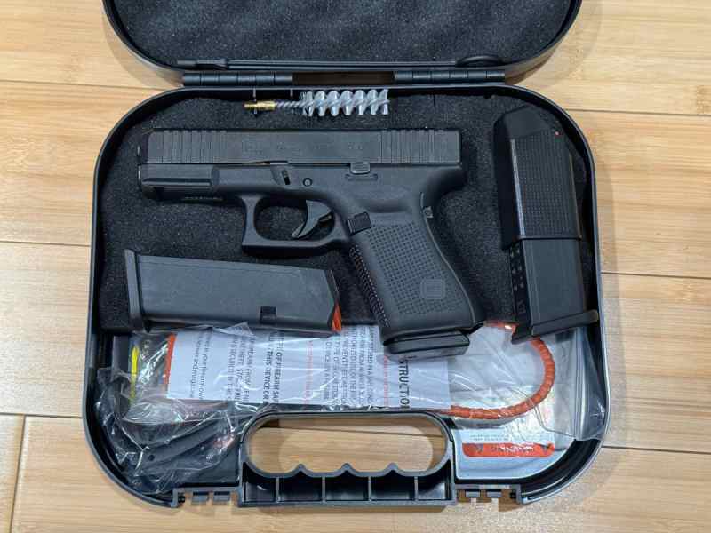 Glock 19 Gen 5 w/ 6 mags