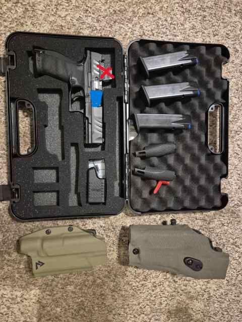 Walther PDP 4.5" w/ Safariland holster and 3 mags