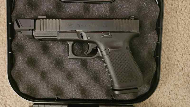 Glock 19 Gen 5 w/ Factory Threaded Barrel