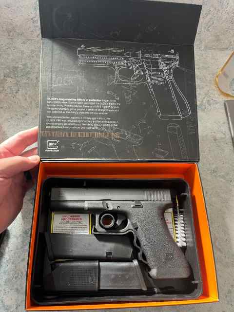 Glock 17 Gen 1 Brand New in Box with extra mag