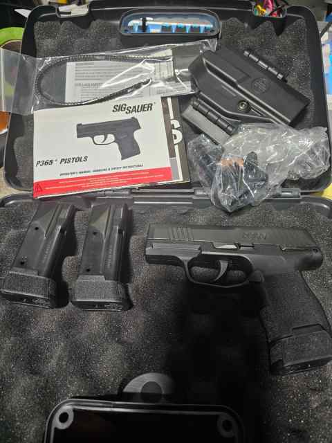 Sig Sauer P365 TACPAC 9mm Night Sight 3 Mags Holst