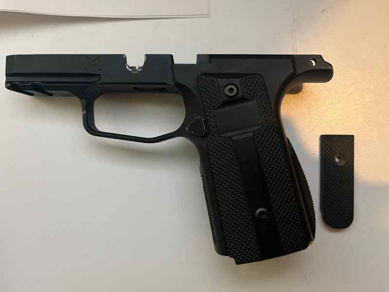 Sig Sauer P365 Mischief Machines commander grip