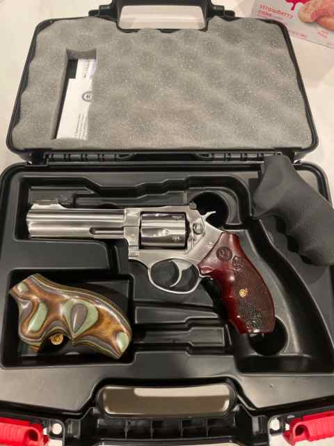 Ruger sp101 4.2” 5 shot 357 magnum