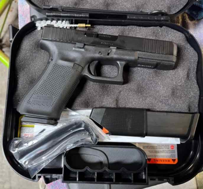 GLOCK G17 GEN 5 with factory Night Sight