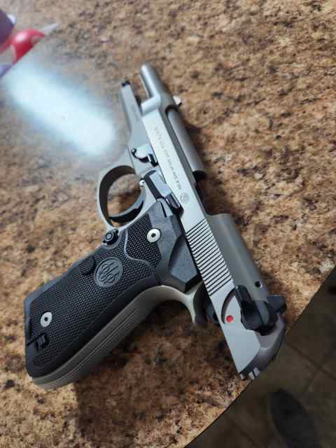 Beretta 92FS 9mm Inox with special edition case
