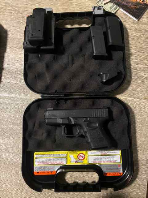 Glock 26 Gen 3 w/ 5 mags