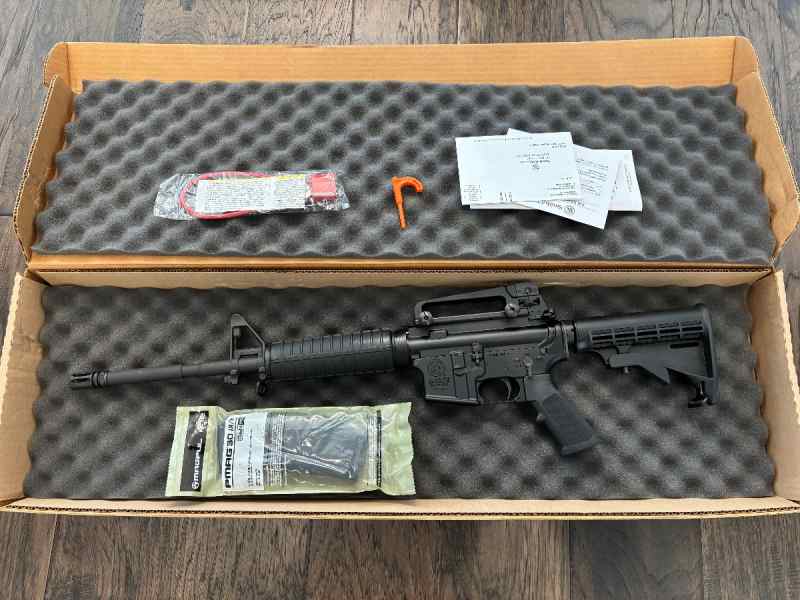 NIB S&amp;W AR15 w/ carry handle, CL barrel, +5 mags