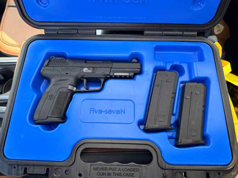 FN Five seveN - 5.7mm - Black with Target Sights