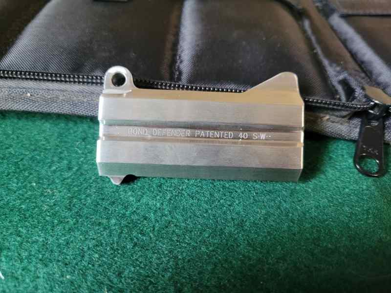 Bond Arms Defender 40SnW 01.jpg