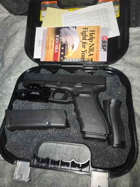 GLOCK 21 like new. Full size .45 NightSights Gen4