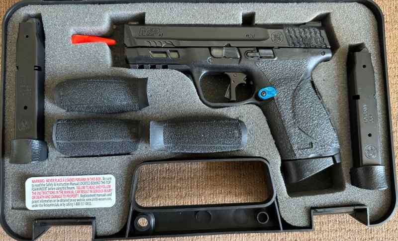 S&amp;W M&amp;P40 M2.0 Compact (40S&amp;W) Plus 9mm Brl/Mags 