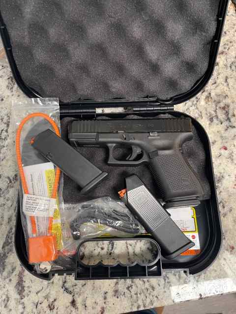 Glock 19 Gen 5 with box and accessories 