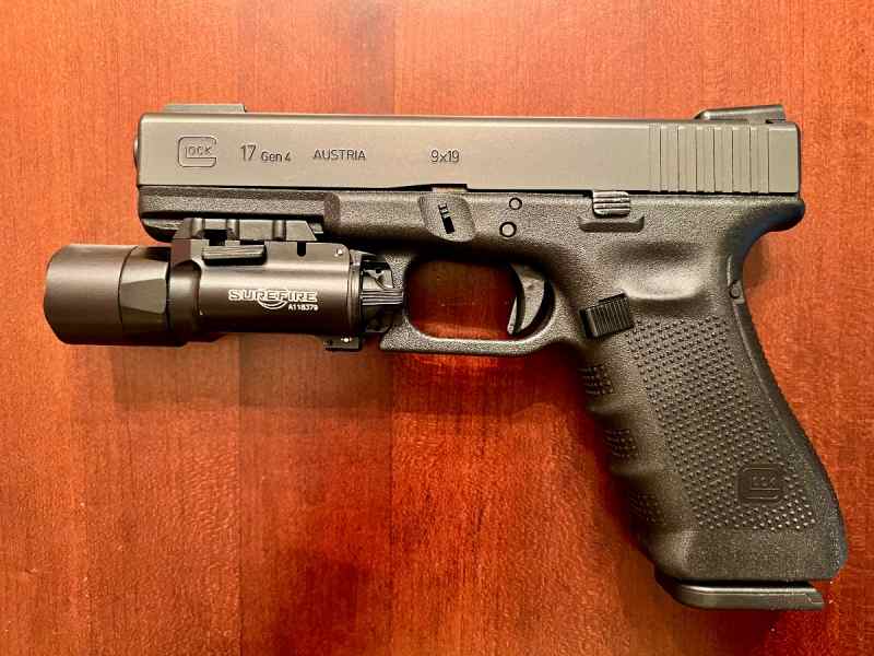 Glock 17 Gen 4 &amp; Surefire X300 Ultra