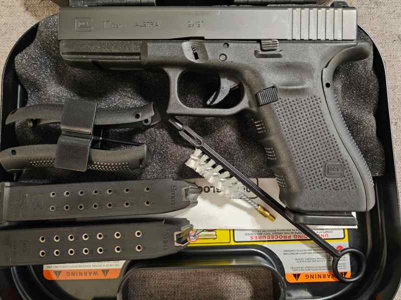 Like New Glock 17 Gen4 w/Night Sights, 3 17rd mags