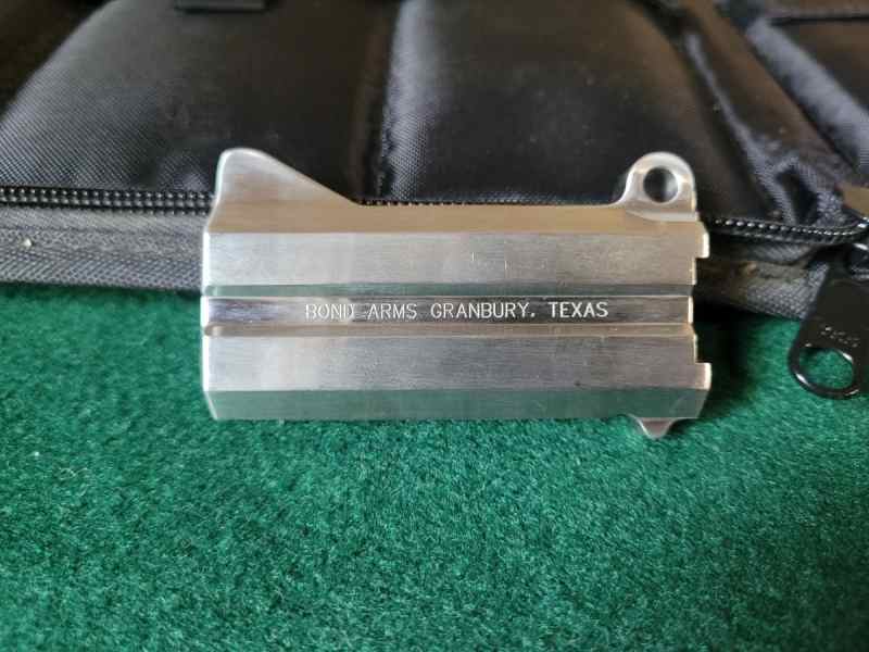 Bond Arms Defender 40SnW 02.jpg