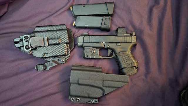 Glock 26 g5 mos with extras