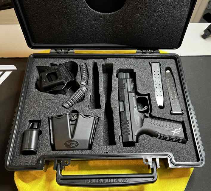 Springfield Armory XDm 9MM with Case