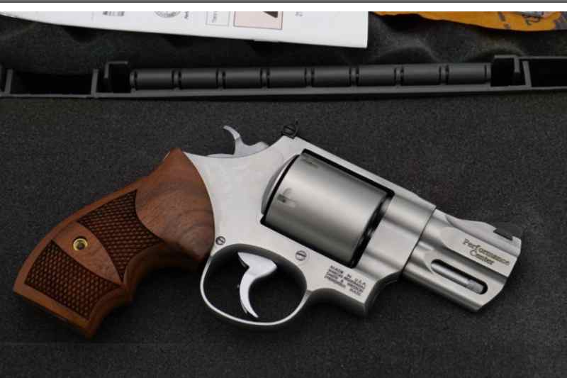 Smith and Wesson 629 .44mag snubnose BNIB
