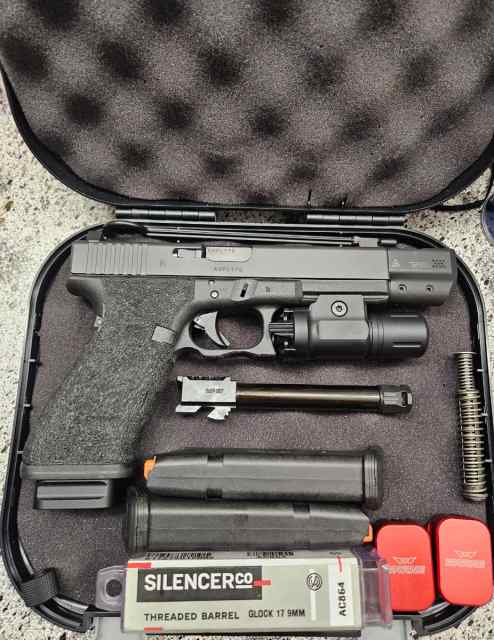 GLOCK 17C GEN4 WITH EXTRAS 
