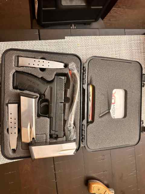 Springfield Armory XD mod 2 45acp w/5 mags