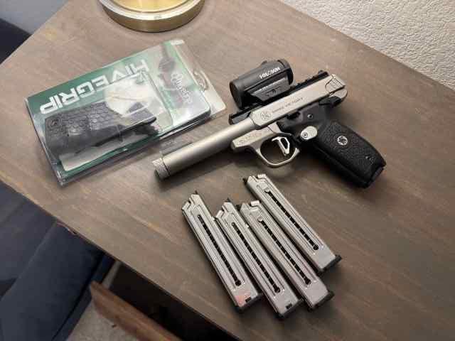 Smith and Wesson SW22 Victory - upgraded w mags